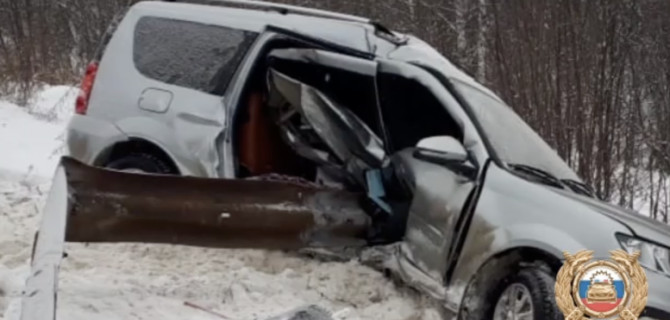 На трассе в Башкирии «Лада» съехала в кювет и врезалась в ограждение, пострадали автомобилистка и ее сын