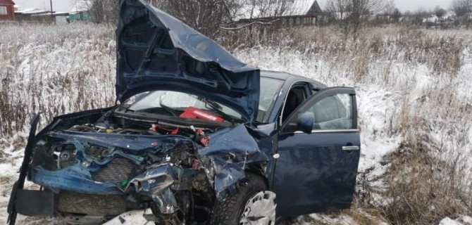 В Архангельской области «Ниссан» после столкновения с «Рено» уехал в кювет, пострадала пассажирка