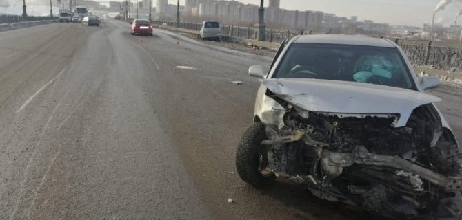 В аварии с участием четырех иномарок в Новосибирске пострадали два водителя