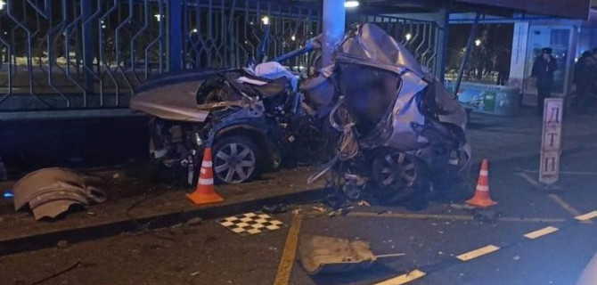 На севере Москвы иномарка врезалась в столб, погибли два человека