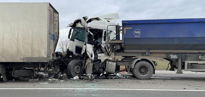 Водитель большегруза погиб, врезавшись в ехавшую впереди фуру на трассе в Краснодарском крае