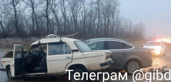 На Ставрополье лоб в лоб столкнулись «шестерка» и «Форд», один из водителей погиб