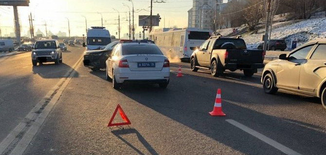 В Воронеже столкнулись иномарка и автобус, пострадали автомобилистка и 4-летний ребенок