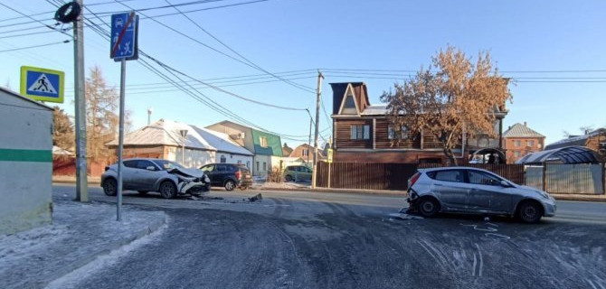 В Омске из-за столкновения двух машин пострадала девушка-пешеход