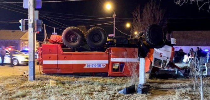 Маршрутка и пожарная машина столкнулись в Астрахани. Один человек погиб, не менее 10 пострадали
