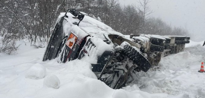 Грузовик с цистерной, перевозивший топливо, опрокинулся в Магаданской области