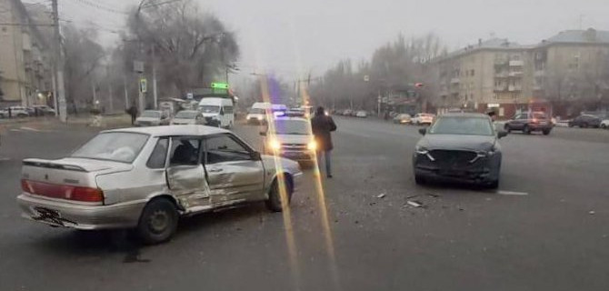 В столкновении ВАЗа и «Мазды» в Саратове пострадали дети