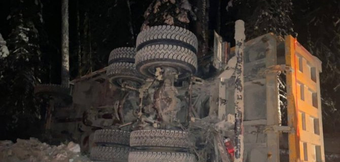 Грузовик с песком съехал в кювет и опрокинулся на трассе в Югре. Водитель погиб