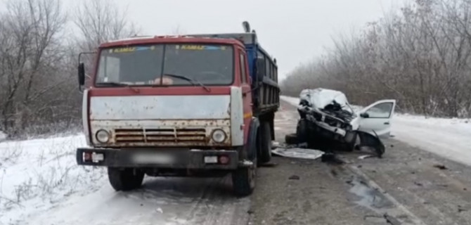 «Лада» врезалась в стоящий КамАЗ на трассе в Ульяновской области, один человек погиб