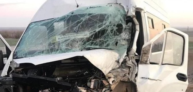 Пассажирская «Газель» столкнулась с грузовиком на Ставрополье, пострадали двое