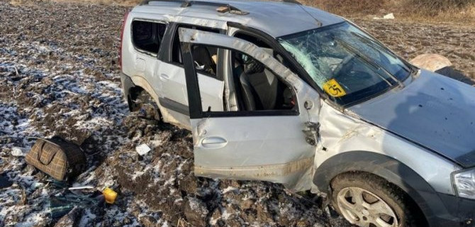 В Воронежской области «Ларгус», избегая столкновения, съехал в кювет и опрокинулся, водитель и пассажирка погибли