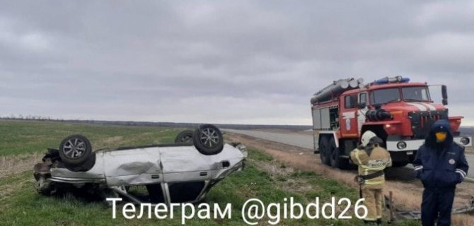 В Ставропольском крае ВАЗ уехал с дороги в поле и перевернулся, водитель погиб