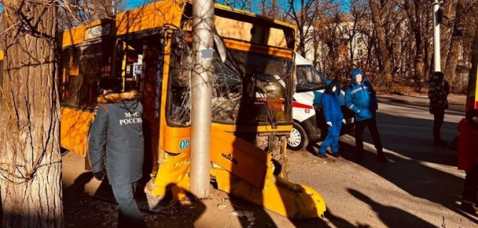 В Саратове автобус врезался в столб, пострадали пассажиры
