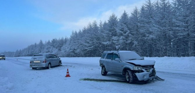 На трассе «Колыма» иномарка столкнулась с двумя встречными автомобилями, пострадали двое
