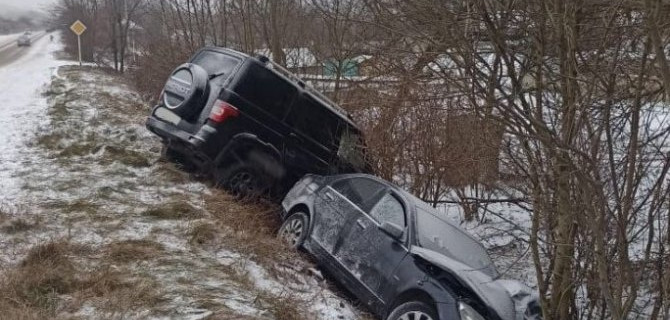 На Ставрополье УАЗ и «Мерседес» после лобового столкновения съехали в кювет. Пострадали трое, в том числе 5-летний ребенок
