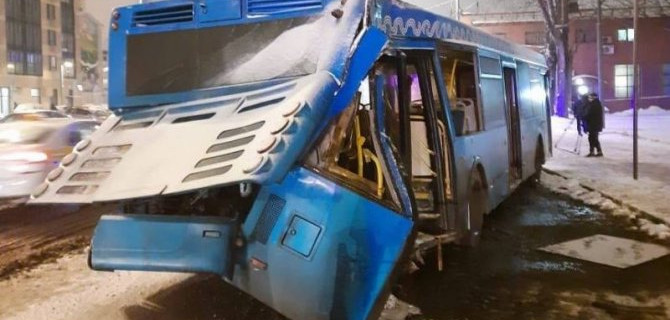 Автобус врезался в столб на Люблинской улице в Москве, пострадали 13 пассажиров, среди них 5 детей