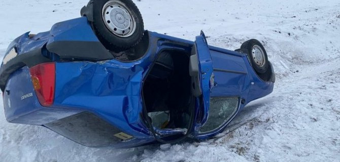 В Чувашии иномарка перевернулась, вылетев в кювет. Пострадал 5-месячный ребенок