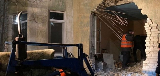 В Саратове грузовик протаранил жилой дом, стена частично обрушилась 