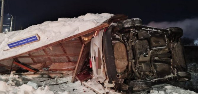 В Стерлитамаке «Фокус» въехал в остановку и опрокинулся, водитель погиб