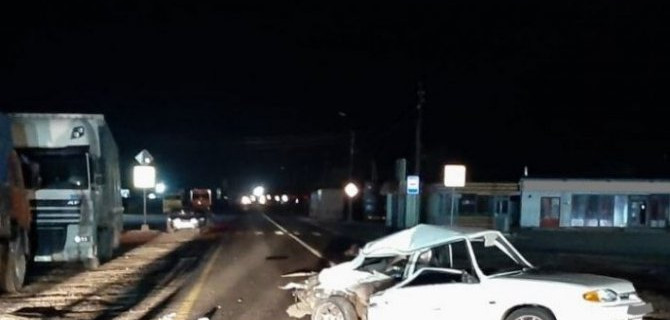 Маршрутка и ВАЗ столкнулись на трассе в Ставрополье, пострадал один человек