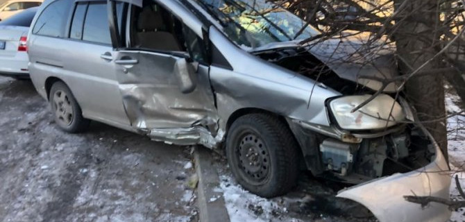 В Воронеже столкнулись иномарки, помощь медиков потребовалась шестерым