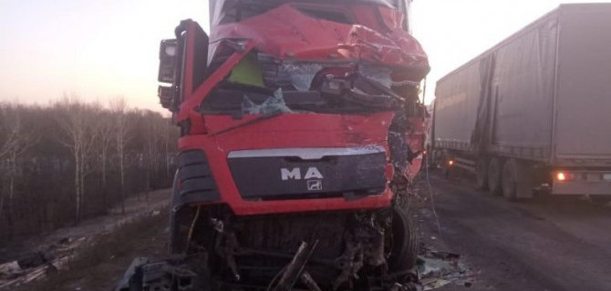 В Воронежской области в ДТП с участием трех большегрузов пострадали два водителя