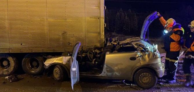 На Восточном обходе Перми «Опель» врезался в грузовик, погибли два человека
