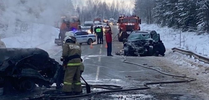 УАЗ загорелся после столкновения с иномаркой в Пермском крае. В результате ДТП погибли три человека