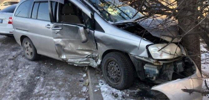 В ДТП с участием двух иномарок в Воронеже пострадали женщина и двое детей