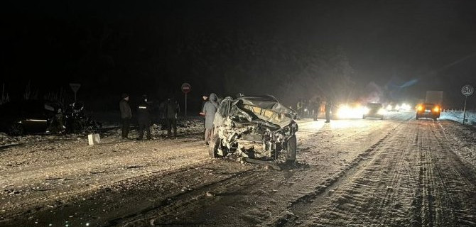 В Татарстане «Хендэ» на встречке столкнулась с «Митсубиси», погибли два человека