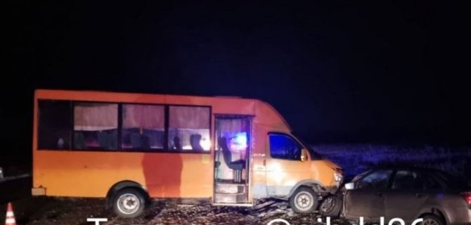 На Ставрополье «Лада» столкнулась с инкассаторской машиной, затем с пассажирской «ГАЗелью» и съехала в кювет. Водитель погиб