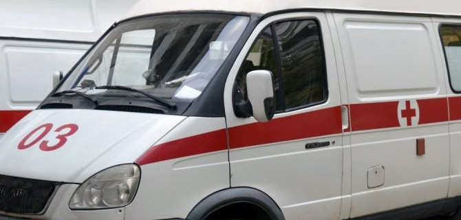 В Саратове легковой автомобиль врезался в столб, пострадали дети