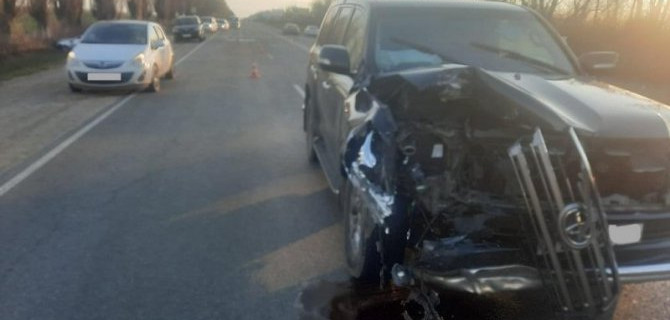 В Краснодарском крае «Опель» после столкновения с «Тойотой» врезался в дерево, пострадали две женщины