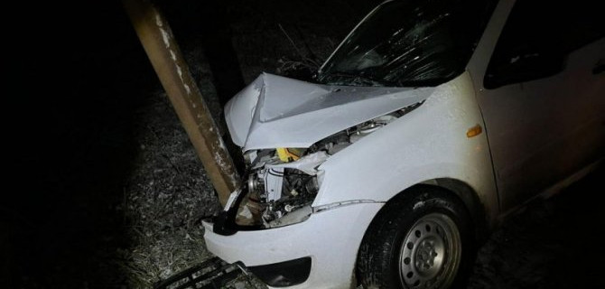 На Ставрополье «Лада» врезалась в столб, пострадал водитель