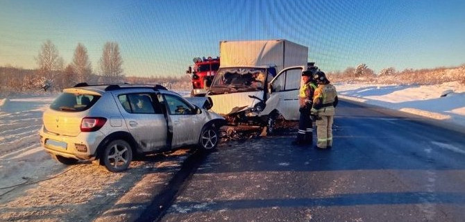 На трассе Москва - Челябинск столкнулись "Рено" и "ГАЗель", пострадали двое