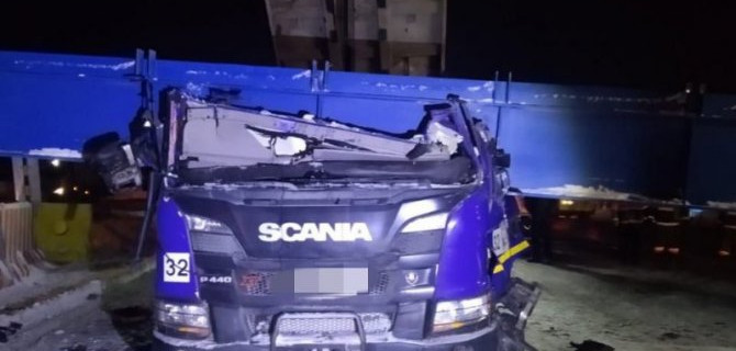 В Уфе грузовик въехал кузовом в строящийся переход. Конструкция обрушилась, водитель погиб