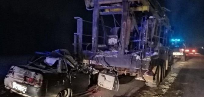 В ночном ДТП с участием грузовика на трассе в Башкирии два человека погибли, трое пострадали