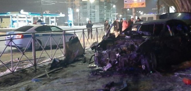 Машина загорелась после ДТП в Новосибирске, погибла юная автомобилистка