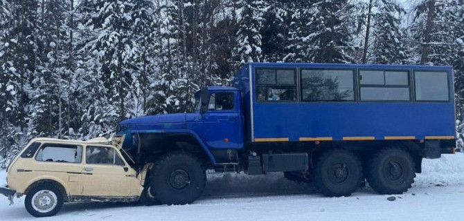 В ДТП с участием "Нивы" и грузовика в Красноярском крае погибли 4 человека