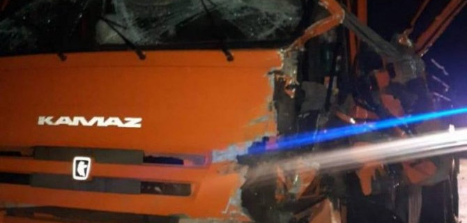 В Югре столкнулись два КамАЗа, пострадал один из водителей