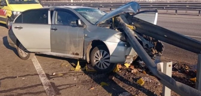 В Воронежской области легковой автомобиль врезался в барьерное ограждение, пострадали двое