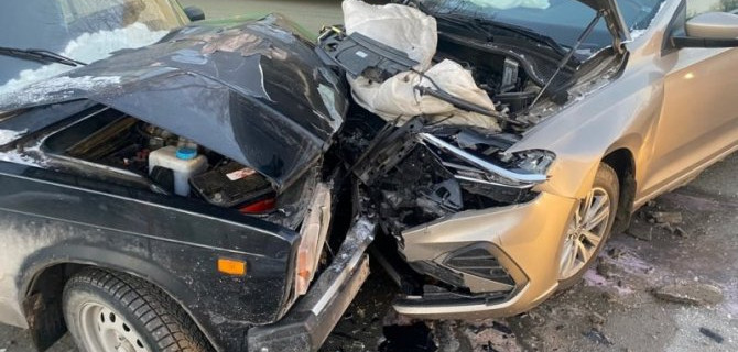 В Тюмени столкнулись иномарка и "семерка", пострадали трое, в том числе двое детей