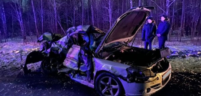 В ДТП с фурой на трассе в Псковской области погибли два человека, госпитализированы двое детей