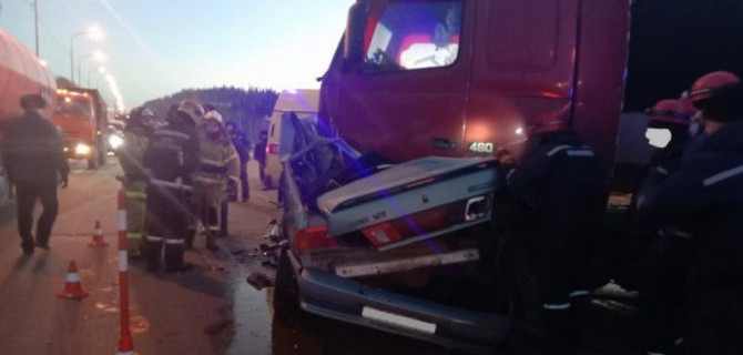 «Лада» и большегруз столкнулись на трассе под Тобольском, погибли два человека