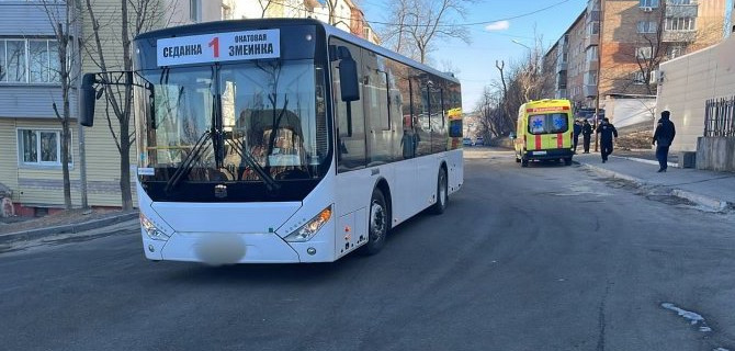 Во Владивостоке ребенок выбежал на дорогу и попал под колеса автобуса