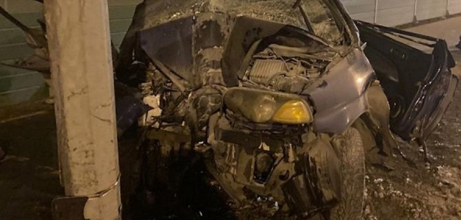 В Самаре иномарка врезалась в столб, погибла женщина, пострадал ребенок