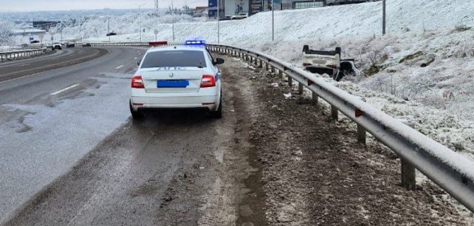 Под Пятигорском «Лексус» съехал с парковки в кювет и опрокинулся, пострадала женщина