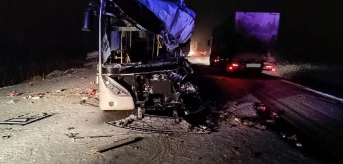 На трассе Тюмень — Омск столкнулись автобус и КамАЗ, оба водителя погибли