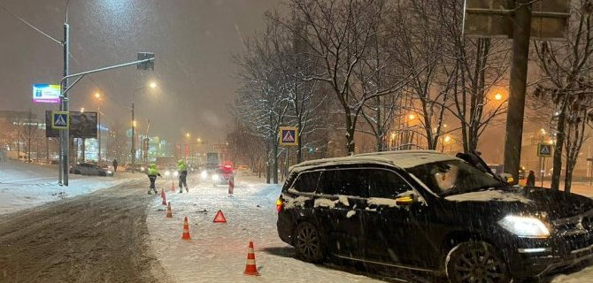 Женщину с дочерью-подростком сбили на переходе на востоке Москвы