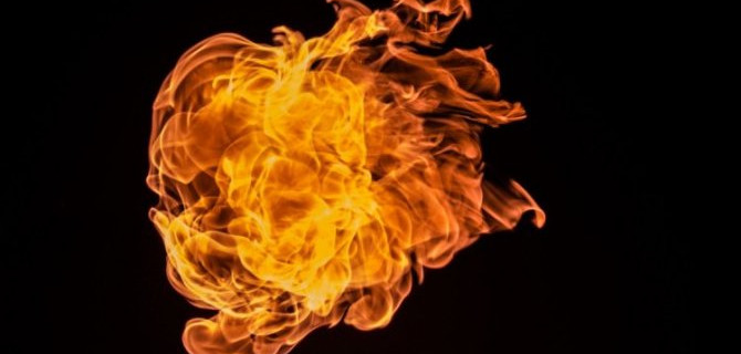 В Приморском крае внедорожник опрокинулся в кювете и загорелся. Погибли трое мужчин